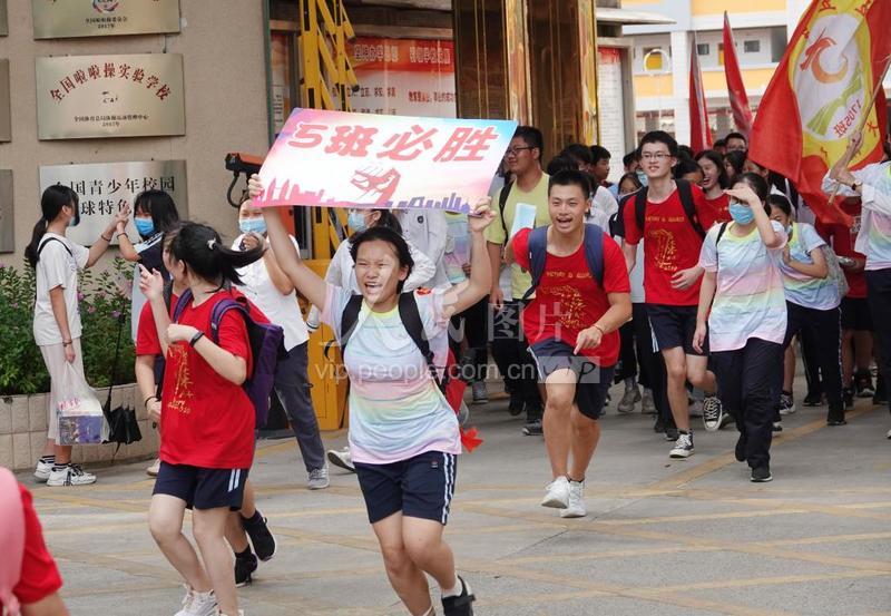 广西南宁:中考结束 初三学子冲出考点