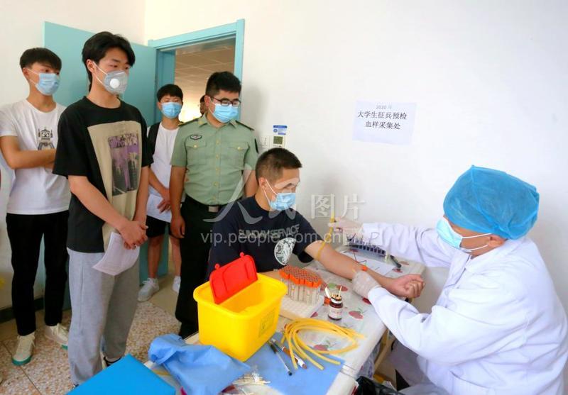 在校大学生争先恐后的到县人民医院征兵体检