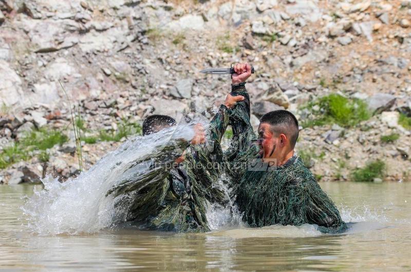 第72集团军:侦察兵陌生水域开展刺刀格斗训练