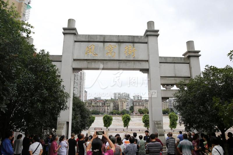 四川内江:党员干部奋战抗洪一线