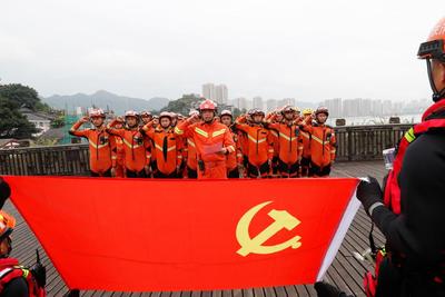 重庆抗洪一线党员突击队重温入党誓词