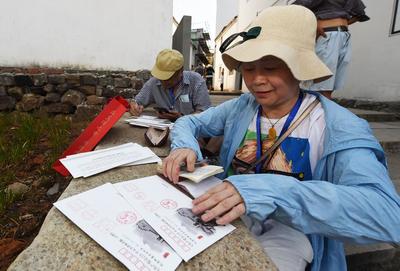 共产党宣言首译本出版100周年纪念邮票在浙江义乌首发