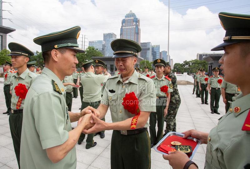 浙江宁波:退伍老兵行军礼告别-人民图片网