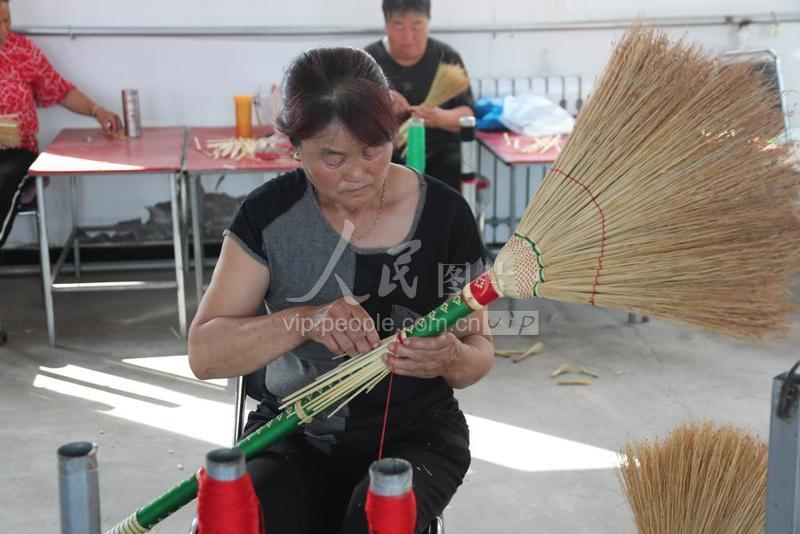 内蒙古巴林左旗：笤帚苗产业“绑出”幸福-人民图片网