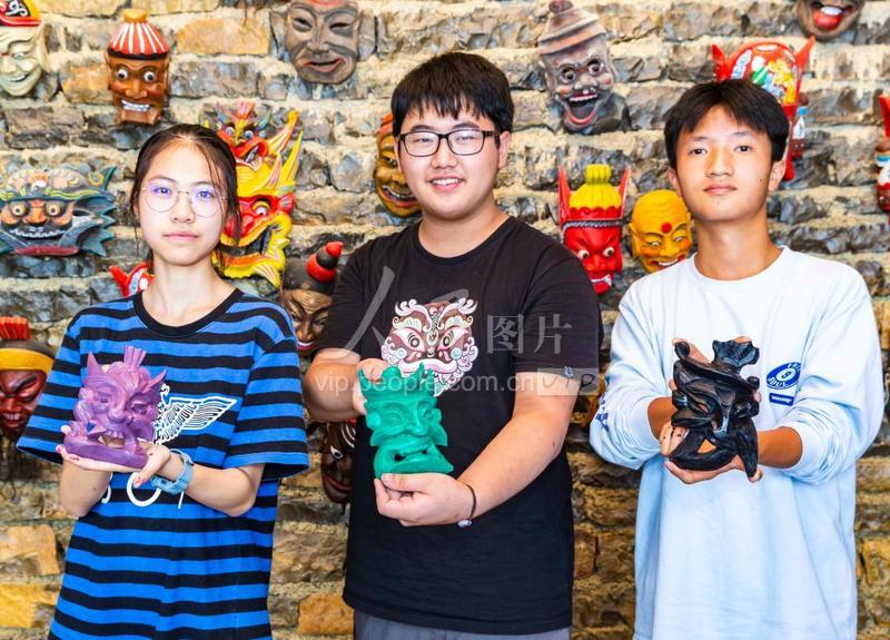 贵州安顺：学生体验傩戏面具制作技艺-人民图片网