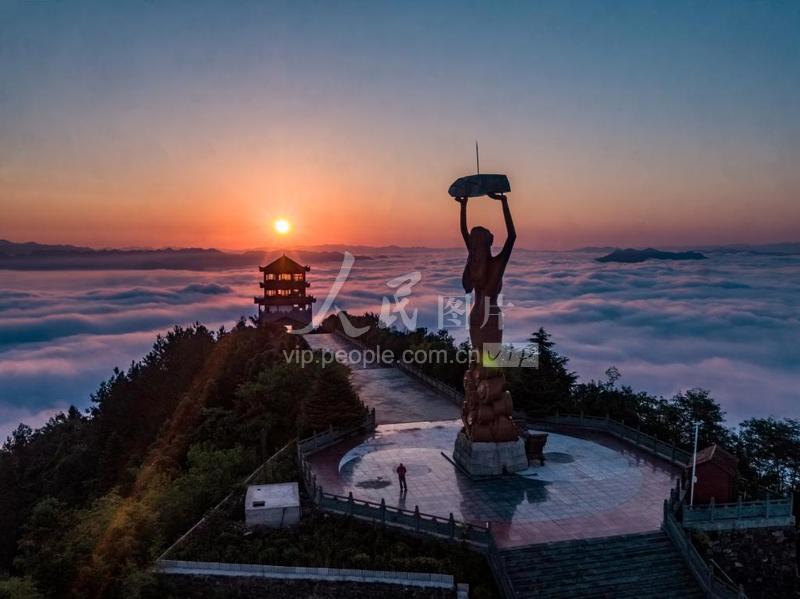 湖北竹山:云雾缭绕女娲山-人民图片网
