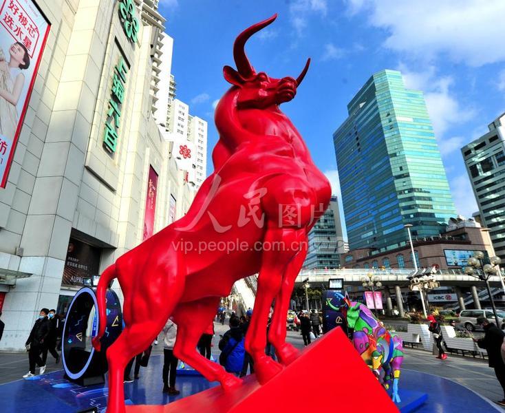 上海：“冲天红牛”雕塑迎牛年新春-人民图片网