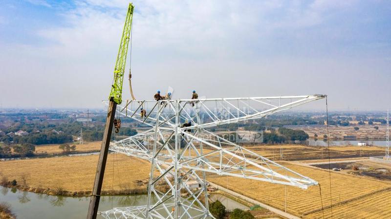 江苏苏州:寒冬组塔施工忙