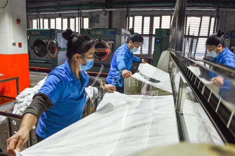 沈阳:探访春运列车卧具洗涤车间