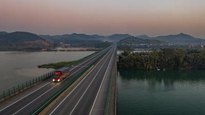 广西梧州隆冬g65包茂高速浔江大桥美如画