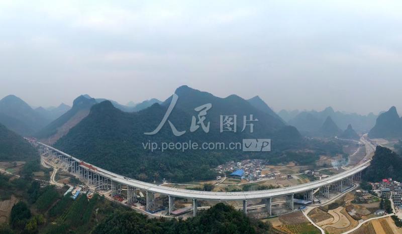 新柳南高速公路龙南特大桥左幅贯通
