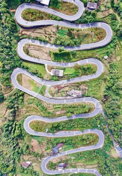 湖北恩施:"十大拐"公路宛如玉带缠山腰-人民图片网