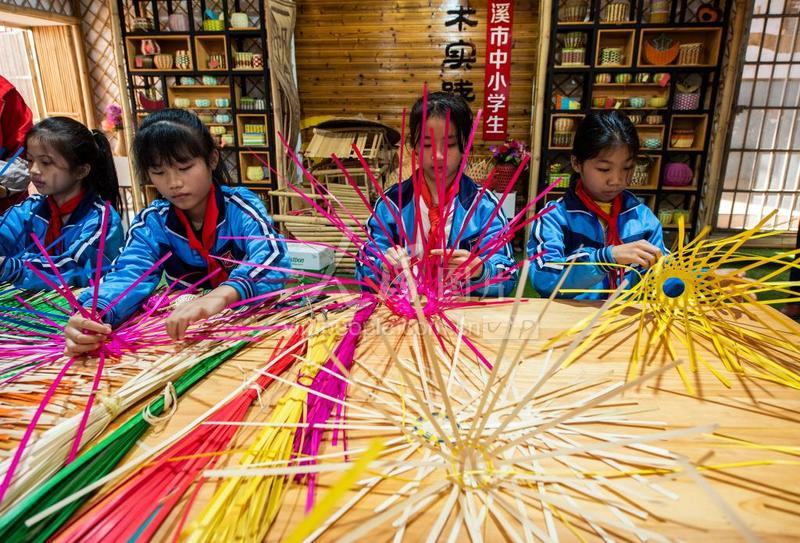 广西岑溪:竹艺传承 竹品育人-人民图片网