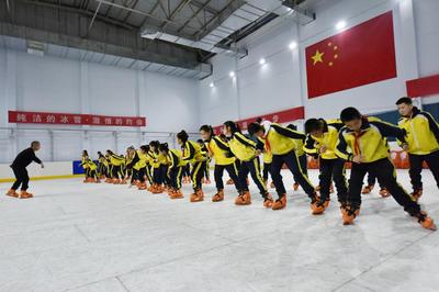 河北宣化:“四季”冰场尽圆冰雪运动梦-人民图片网