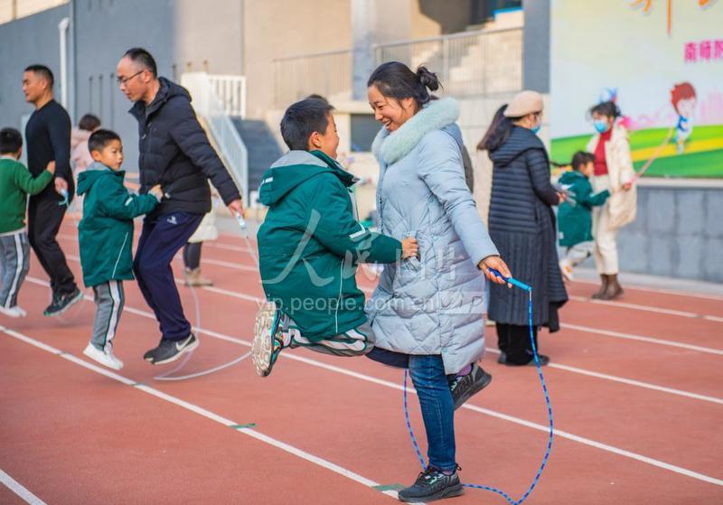 江苏宿迁:亲子跳绳欢乐多