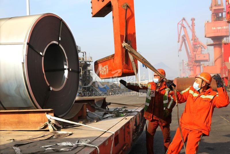 江苏连云港码头工人坚守岗位过除夕