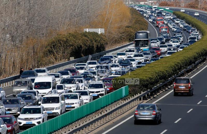 江苏淮安高速出现返程高峰