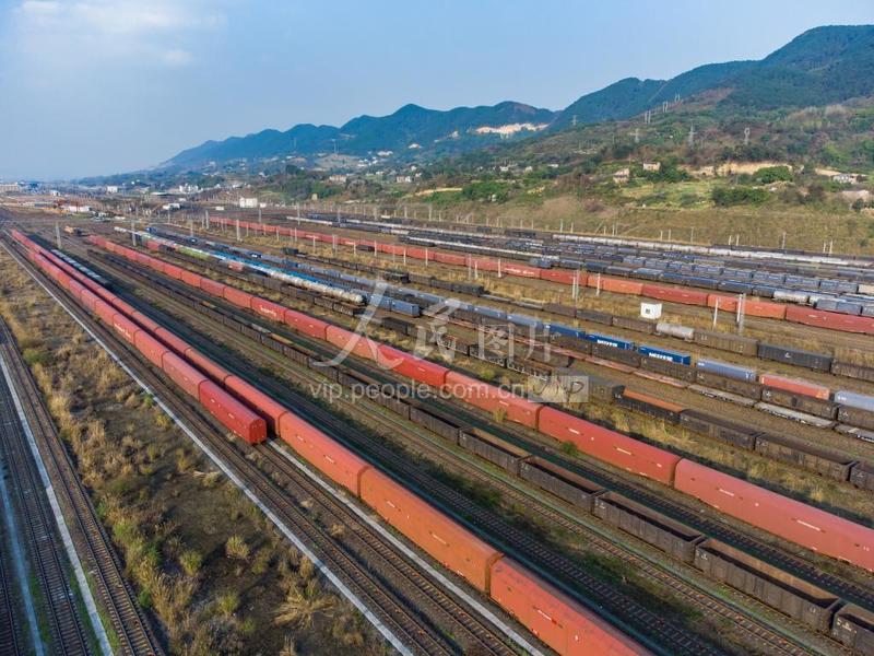 重庆:铁路兴隆场编组站货物"整装"待发