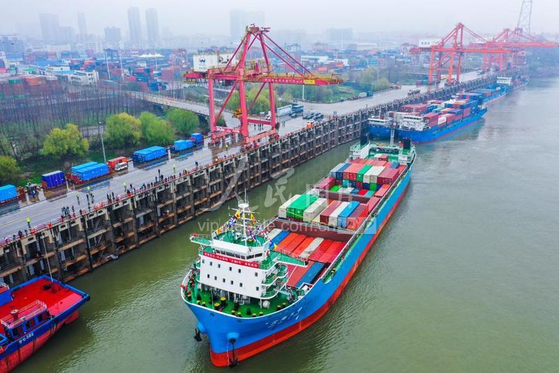 武汉:我国内河最大集装箱船首航