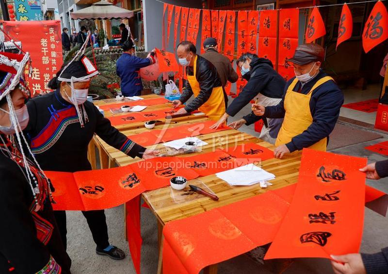 浙江丽水:党建春联下基层送畲寨