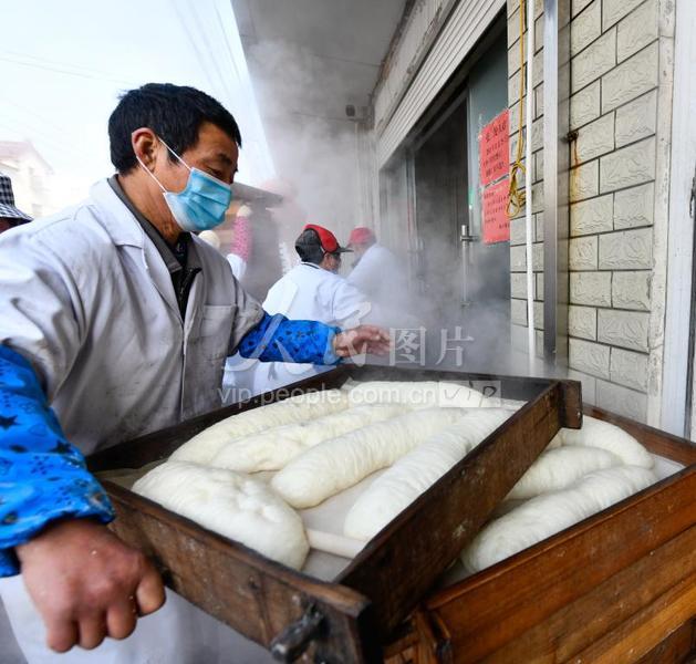 江苏东台：传统老酵馒头俏销节前市场-人民图片网