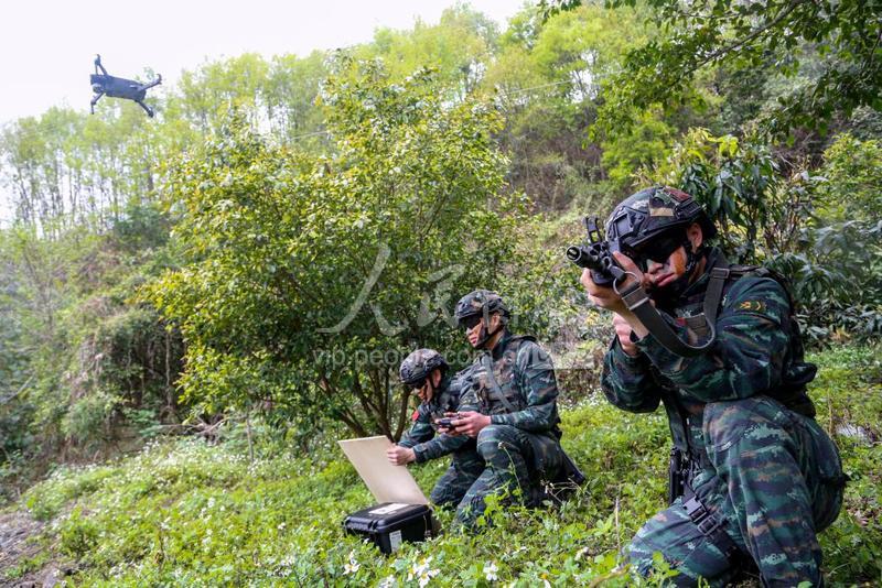广西河池：武警特战队员开展山林地捕歼战斗演练-人民图片网