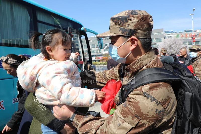 江苏盐城：哥哥当兵 妹妹送行-人民图片网
