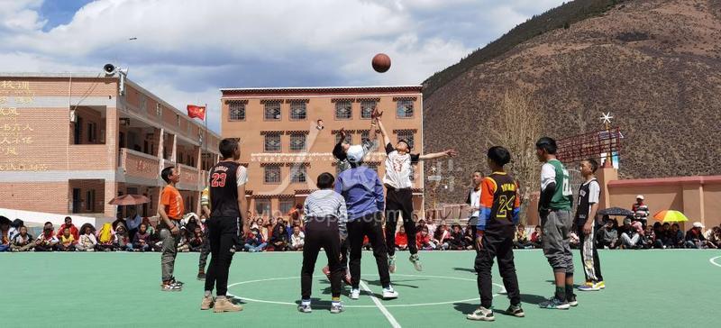 总说明:四川省甘孜藏族自治州理塘县觉吾镇小学利用课余时间组织校园