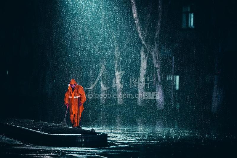 江苏句容:冒雨清扫垃圾-人民图片网