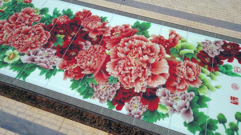 河南洛阳:69米长巨幅玻璃牡丹画亮相牡丹广场