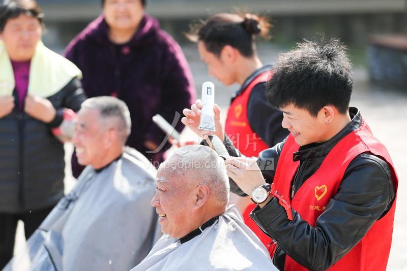 浙江湖州:义务理发学雷锋-人民图片网