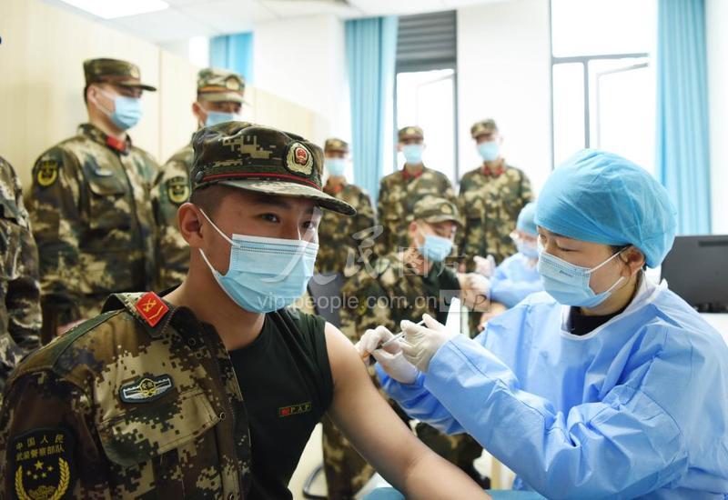 合肥武警官兵接种新冠疫苗