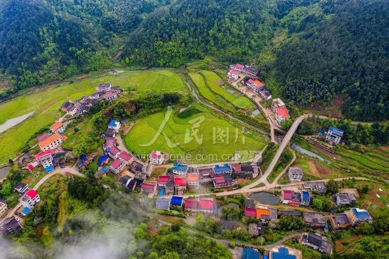 湖南娄底:云雾缭绕 展现多彩乡村画卷-人民图片网
