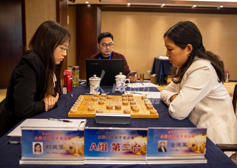 江苏泰州:第四届“溱湖杯”全国象棋女子名人赛开赛-人民图片网