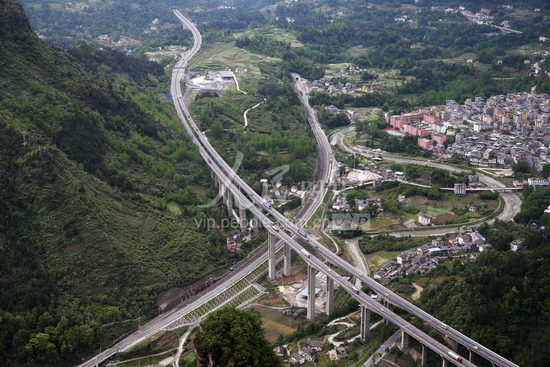 相继修建了渝怀铁路,黔张常铁路,渝湘高速公路,黔恩高速公路,黔石高速