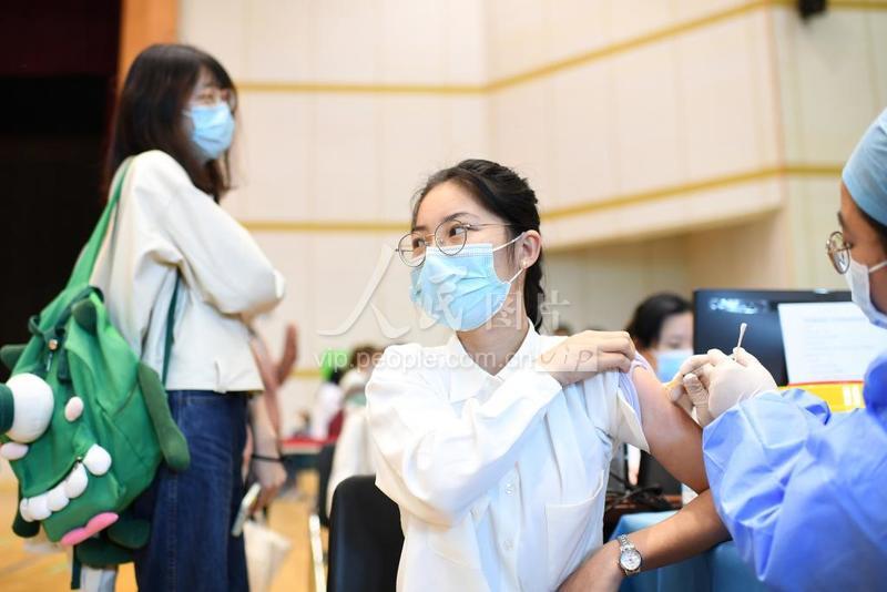 武汉:大学生踊跃接种新冠疫苗