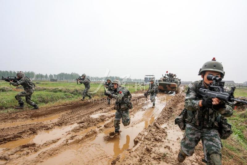 第72集团军某旅组织城镇攻防对抗演练