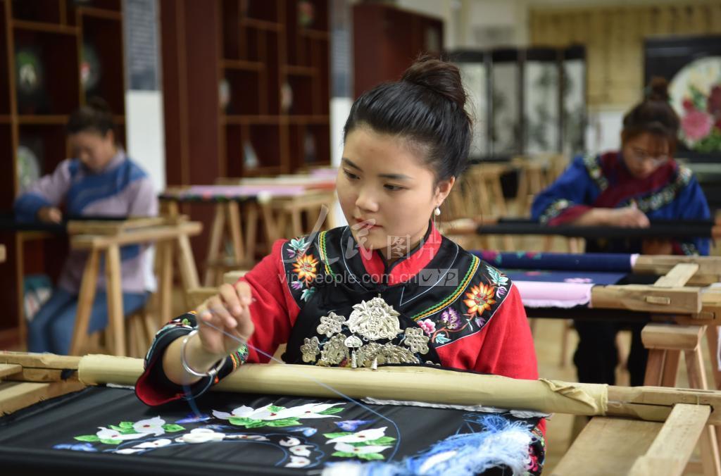 贵州松桃:绣苗绣 助增收-人民图片网