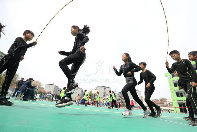 河南开封中小学生跳绳比赛展风采