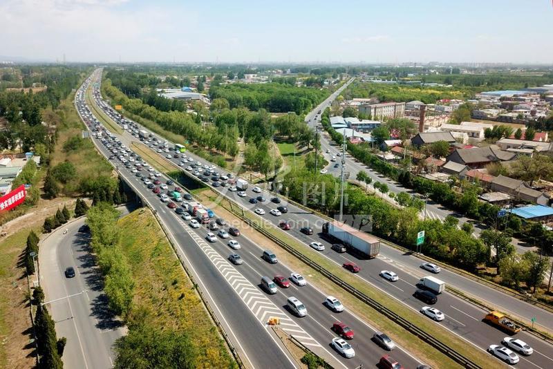 年5月1日,"五一"假期第一天,从北京房山窦店俯瞰京港澳的g4高速公路