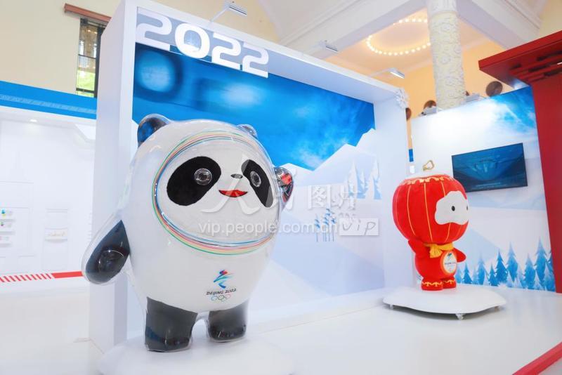 2022北京冬奥会和冬残奥会吉祥物亮相上海展览中心-人民图片网