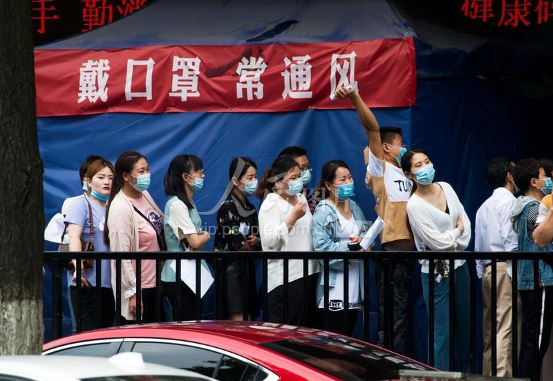 合肥市民排队接种新冠疫苗