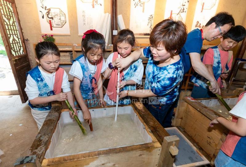 浙江金华:体验古法造纸 弘扬非遗文化-人民图片网