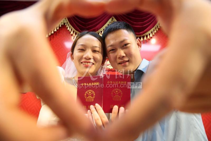 江西东乡:“520”新人扎堆领证 集体颁证仪式晒幸福-人民图片网
