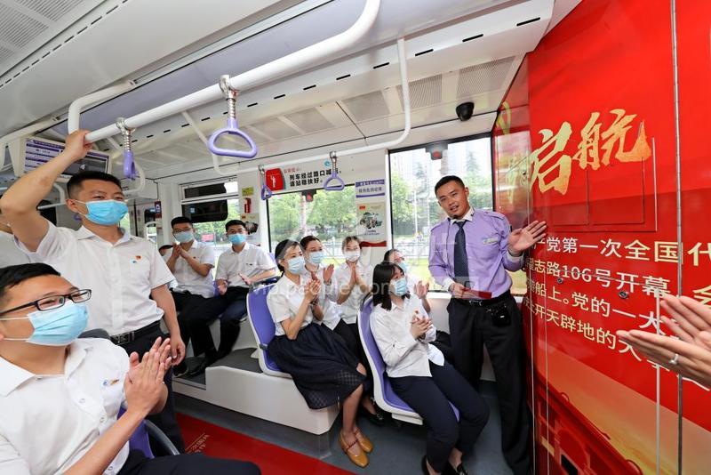 江苏淮安:"庆祝建党100周年"主题有轨电车运营