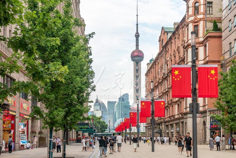 上海:南京路步行街悬挂五星红旗分外鲜艳