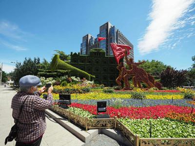 2021年6月17日,北京长安街沿线喜迎建党百年主题立体花坛布置工作正在