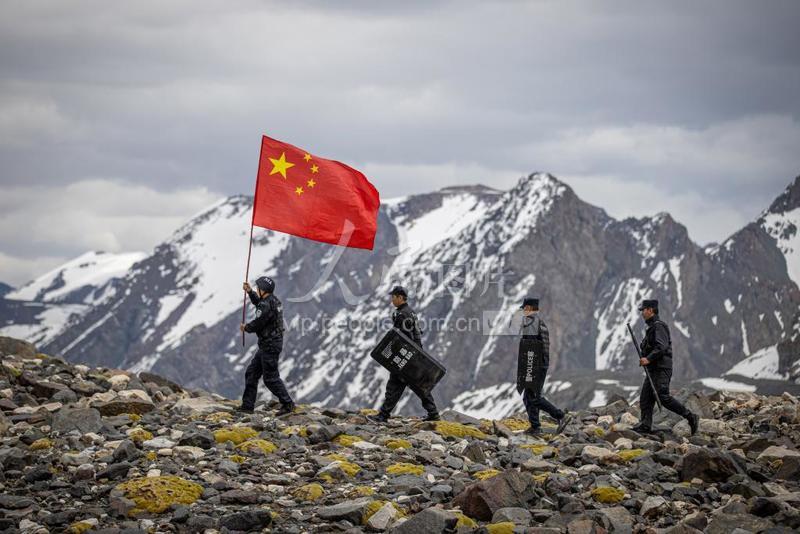 时间:2021-06-18 09:55:14图片说明:2021年6月17日,巡逻民警高举国旗