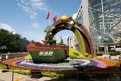 北京长安街10组立体花坛献礼建党百年