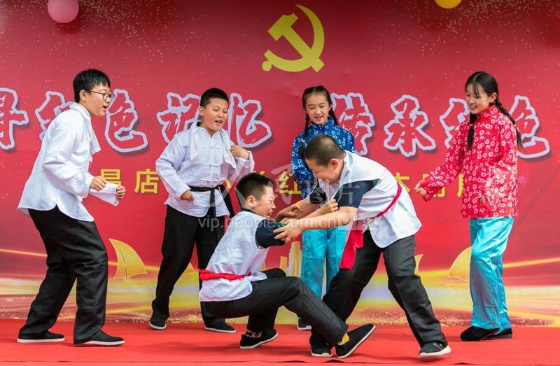 呼和浩特编演课本剧重温红色经典